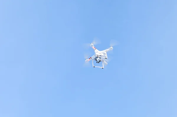 Dron podczas lotu na niebie. — Zdjęcie stockowe