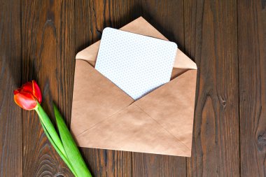 Kraft zarf ahşap arka plan üzerinde