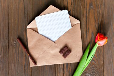 Kraft zarf ahşap arka plan üzerinde