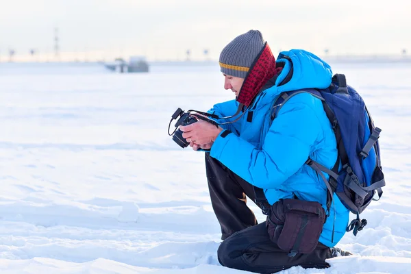 Photographer in the winter landscape — Stock Photo, Image