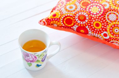 Renkli rahat yastıklar ve el yapımı çay bardağı