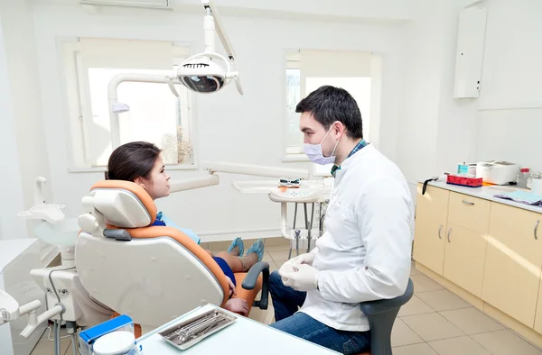 Fogorvos-fogászati klinika. A lány a recepción-at a fogorvos szék. — Stock Fotó