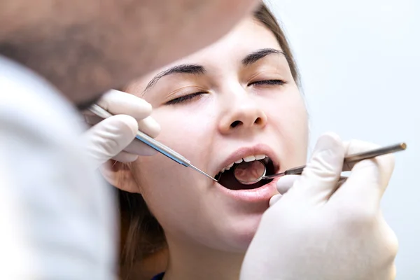 Fogorvos-fogászati klinika. A lány a recepción-at a fogorvos szék. — Stock Fotó
