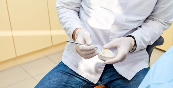 Bir diş Kliniği, dişçi. Diş hekimleri sandalye resepsiyonda gurl. — Stok fotoğraf