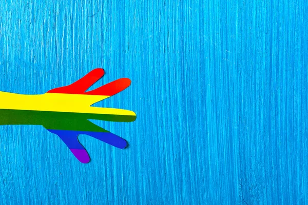 Kağıt el Gökkuşağının renkleri sembolü. Homoseksüel ilişkiler — Stok fotoğraf