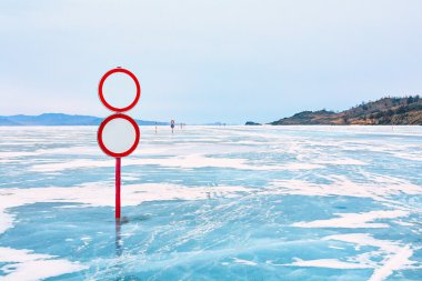 Baykal Gölü buz geçiş olkhon Adası üzerinde uyarı işareti