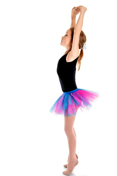 Lilla ballerina i lila kjol står på vit bakgrund — Stockfoto