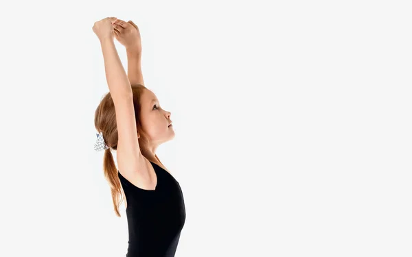 Das Tanzstudium ist damit beschäftigt, die Übungen zu machen. Kleine Ballerina im Tutu auf weißem Studiohintergrund — Stockfoto