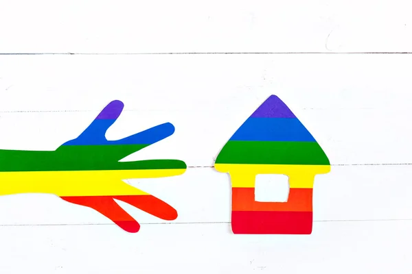 Η εικόνα του σπιτιού και της οικογένειας. Σαν χειρονομία, με αντίχειρες πάνω. Χρώματα σημαίας της ομοφυλοφιλίας. σχέση μεταξύ δύο ανθρώπων. Η αγάπη του ίδιου φύλου. Ομοφυλοφιλικές σχέσεις. Μειονοτήτων. Λογότυπο ΛΟΑΤ. — Φωτογραφία Αρχείου