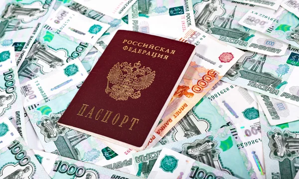 Para ve Rus banknotlar, mezhebi bir ve beş bin içinde belgili tanımlık geçmiş. Pasaport, Rusya Federasyonu
