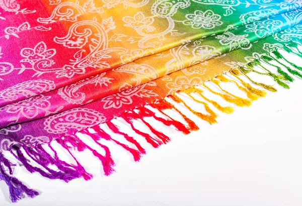 Індійська шарф райдужні кольору з пензликами на білому фоні — стокове фото