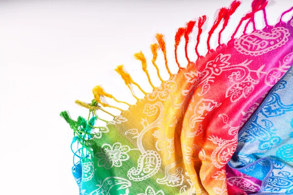 Индийский шарф радужные цвета с кисточками на белом фоне — стоковое фото