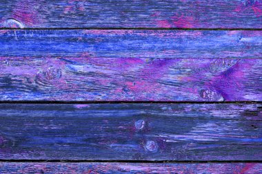 Eski Grange ahşap Komiteler kopya alanı ile bir arka plan olarak renkli. Ahşap rustik arka plan veya boyalı ahşap plakalar doku. Kurulları yuvaları ile. Soyulması mavi ve Mor boya.