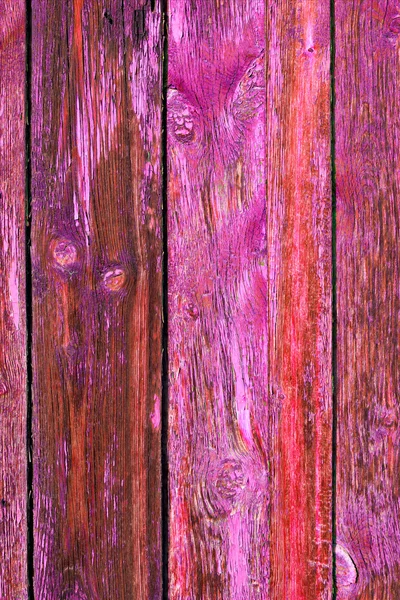 Oude Grange gekleurde houten planken als achtergrond met Kopieer ruimte. Houten rustieke achtergrond of geschilderde houten planken textuur. Planken met sleuven. Schil rode en paarse verf. — Stockfoto