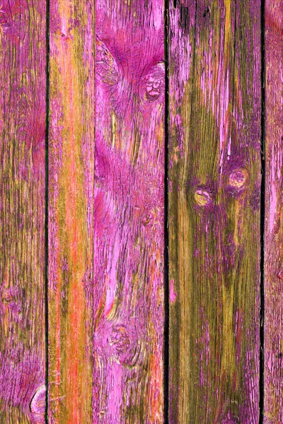 Oude Grange gekleurde houten planken als achtergrond met Kopieer ruimte. Houten rustieke achtergrond of geschilderde houten planken textuur. Planken met sleuven. Schil rode en paarse verf. — Stockfoto