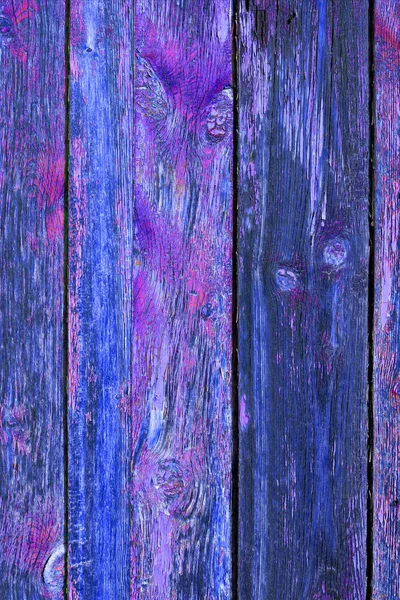 Grange stare kolorowe drewniane deski jako tło z kopii przestrzeni. Drewnianym tle rustykalnym lub malowanej deski drewno tekstury. Deski z gniazda. Łuszczenie farby niebieski i fioletowy. — Zdjęcie stockowe