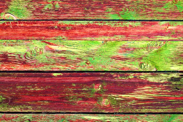 Vieux Grange planches en bois de couleur comme fond avec espace de copie. Fond rustique en bois ou texture de panneaux de bois peint. Des planches à fentes. Peinture verte et rouge . — Photo