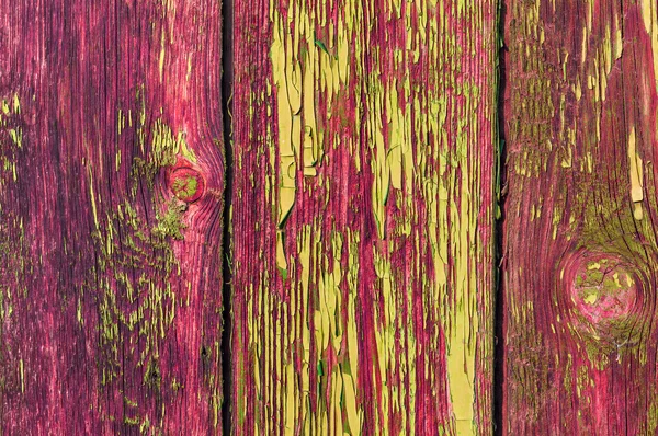 Oude Grange gekleurde houten planken als achtergrond met kopie ruimte. Houten rustieke achtergrond of geschilderde houten planken textuur. Platen met "slots". Peeling van groene en rode verf. — Stockfoto