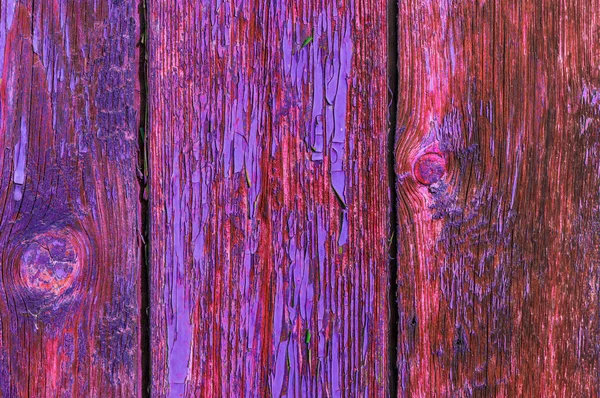 Old Grange kolorowe drewniane deski jako tło z kopią przestrzeni. Drewniane tło rustykalne lub malowane drewno deski tekstury. Peeling czerwony i fioletowy farby. Deski z automatami. — Zdjęcie stockowe