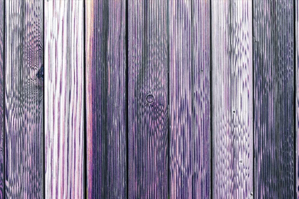 Un fragment d'une vieille clôture en bois. Planches en bois peintes comme fond avec espace de copie. Fond rustique en bois ou texture de panneaux de bois peint. Vieille peinture peeling gris et violet . — Photo
