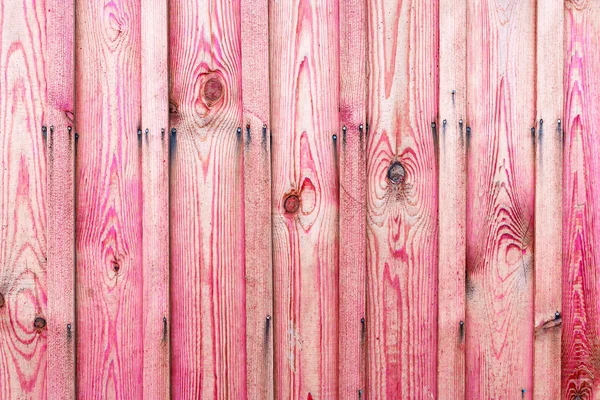 Fragment drewnianego ogrodzenia. Deski drewniane jako tło z kopią przestrzeni. Drewniane rustykalne deski drewniane tekstury tła czerwonego. — Zdjęcie stockowe