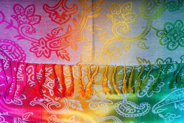 A színek a szivárvány sávok az indiai szövet, mint a háttérben. Kefék a sálat. A színek a szivárvány LMBT közösség. homoszexuális fogalom. Gyönyörű fényes sálat. Áruk Indiából — Stock Fotó
