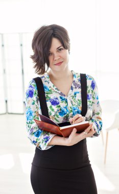 Uzman psikolog Uygulayıcı parlak bir ofiste.