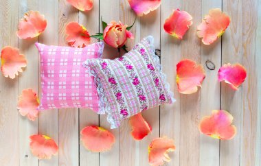 Aromatik otlar ve çiçekler ile küçük pamuk pedleri. Ahşap arka planda dantel ile hassas aroma poşetler. Aromaterapi için gül yaprakları ve rozet. Hoş bir aroması ile Hediye.