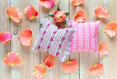 Aromatik otlar ve çiçekler ile küçük pamuk pedleri. Ahşap arka planda dantel ile hassas aroma poşetler. Aromaterapi için gül yaprakları ve rozet. Hoş bir aroması ile Hediye.