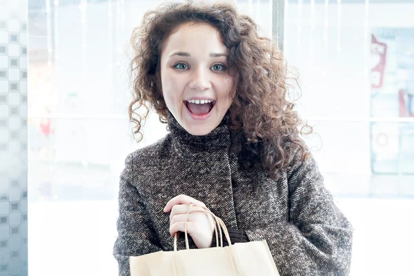Menina com sacos depois de fazer compras . — Fotografia de Stock