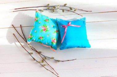 aromaterapi yastıklar, aromaterapi poşetler kullanarak aromatizasyon alanı. spa tedavisi. Dantel ile küçük yastıklar Süs ışık mavi renk. El yapımı. Söğüt dalları ile beyaz ahşap arka plan.