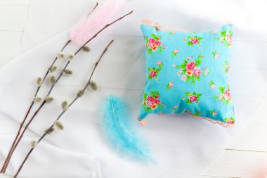 aromaterapi yastıklar, aromatizasyon alanı. Minyatür dekoratif yastıklar dantel ile soluk mavi. El yapımı. Beyaz ahşap arka plan, söğüt dalları ve tüyleri.