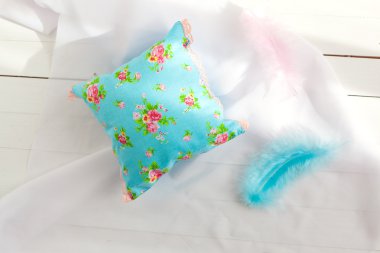 Minyatür dekoratif yastıklar dantel ile soluk mavi. aromaterapi yastıklar, aromatizasyon alanı. El yapımı. Beyaz ahşap arka plan, söğüt dalları ve tüyleri.