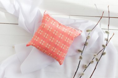 aromaterapi yastıklar, aromatizasyon alanı. Minyatür dekoratif yastıklar dantel ile soluk pembe. El yapımı. Beyaz ahşap arka plan, söğüt dalları ve tüyleri.