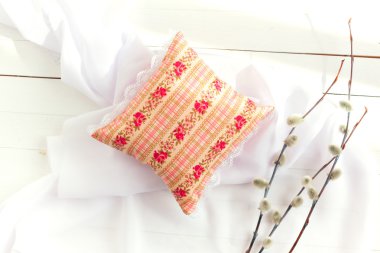 Minyatür dekoratif yastıklar dantel ile soluk pembe. aromaterapi yastıklar, aromatizasyon alanı. El yapımı. Beyaz ahşap arka plan, söğüt dalları ve tüyleri.