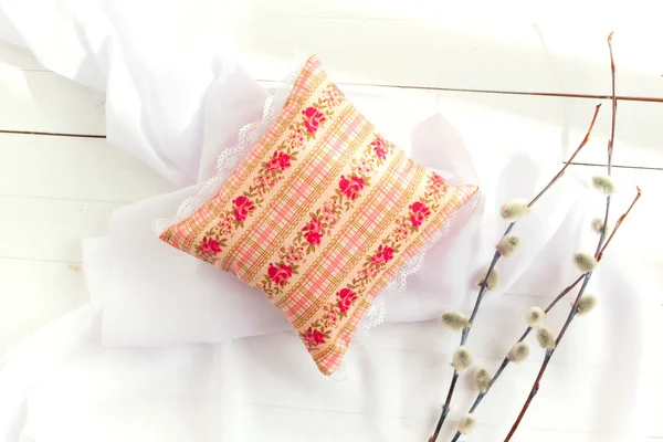 Minyatür dekoratif yastıklar dantel ile soluk pembe. aromaterapi yastıklar, aromatizasyon alanı. El yapımı. Beyaz ahşap arka plan, söğüt dalları ve tüyleri.