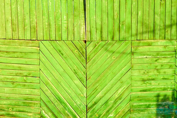 Holzbretter als Hintergrund. Die Struktur des Zauns. Vintage-Effekt. Holzgrüne Planken diagonal mit alter abblätternder Farbe. Kopierraum. — Stockfoto