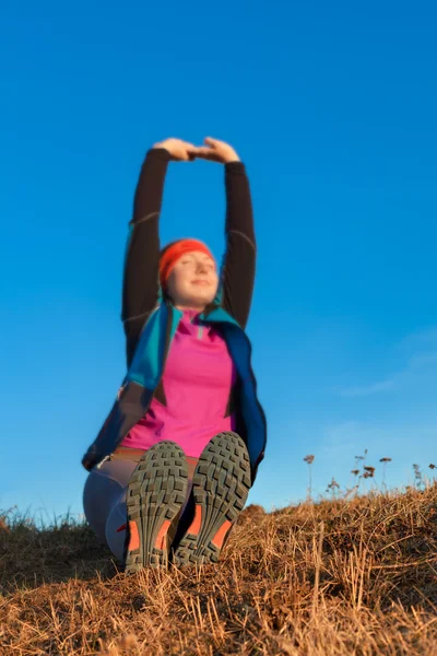 Femme faisant de l'exercice avant le jogging — Photo