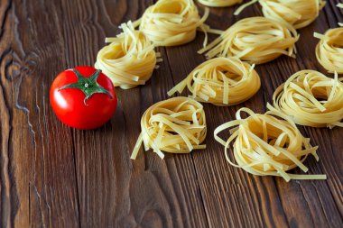 Kuru pasta Domates için ahşap zemin üzerine domates sosu ile