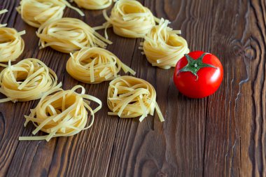 Ahşap zemin üzerinde kurutulmuş makarna seçimi