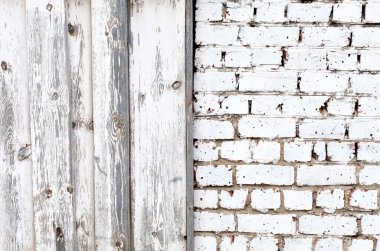 Beyaz tuğla duvar ve ahşap plakalar