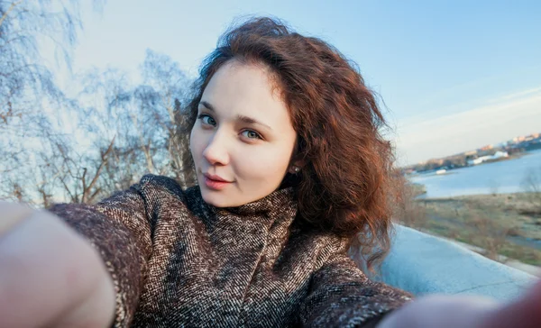 La fille avec des photos de téléphone lui-même  . — Photo