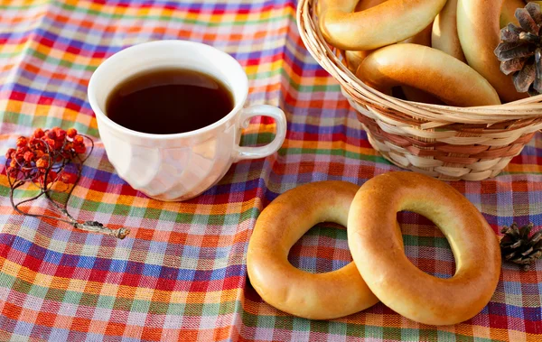 Samovar, rosquillas y taza de té — Foto de Stock