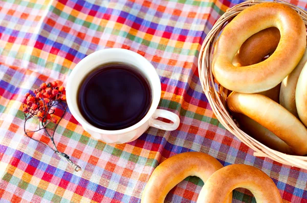 Bagels e chá com um raminho de cinza de montanha — Fotografia de Stock