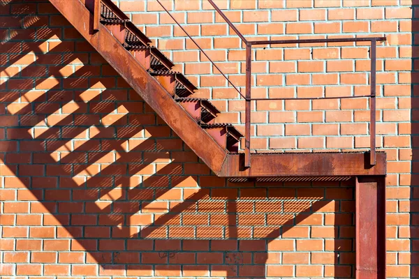 Abandonné escalier rouillé et ombre — Photo