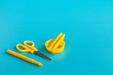 Renkli okul malzemeleri için çizim.