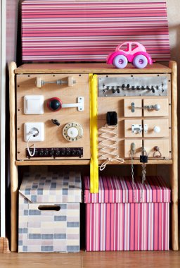 Ahşap oyun kurulu bizibord geliştirir. Çocuklar için Pano