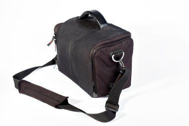 beyaz zemin üzerinde kamera çantası