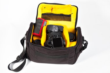 beyaz bir arka plan üzerinde kamera lensi açmak için siyah kamera çantası.