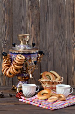 Büyük bir fincan çay ile eski Rus semaver